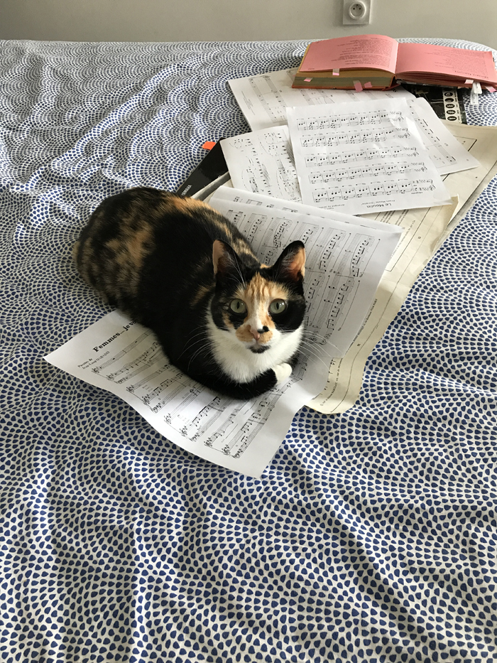 Lola écoutant du piano